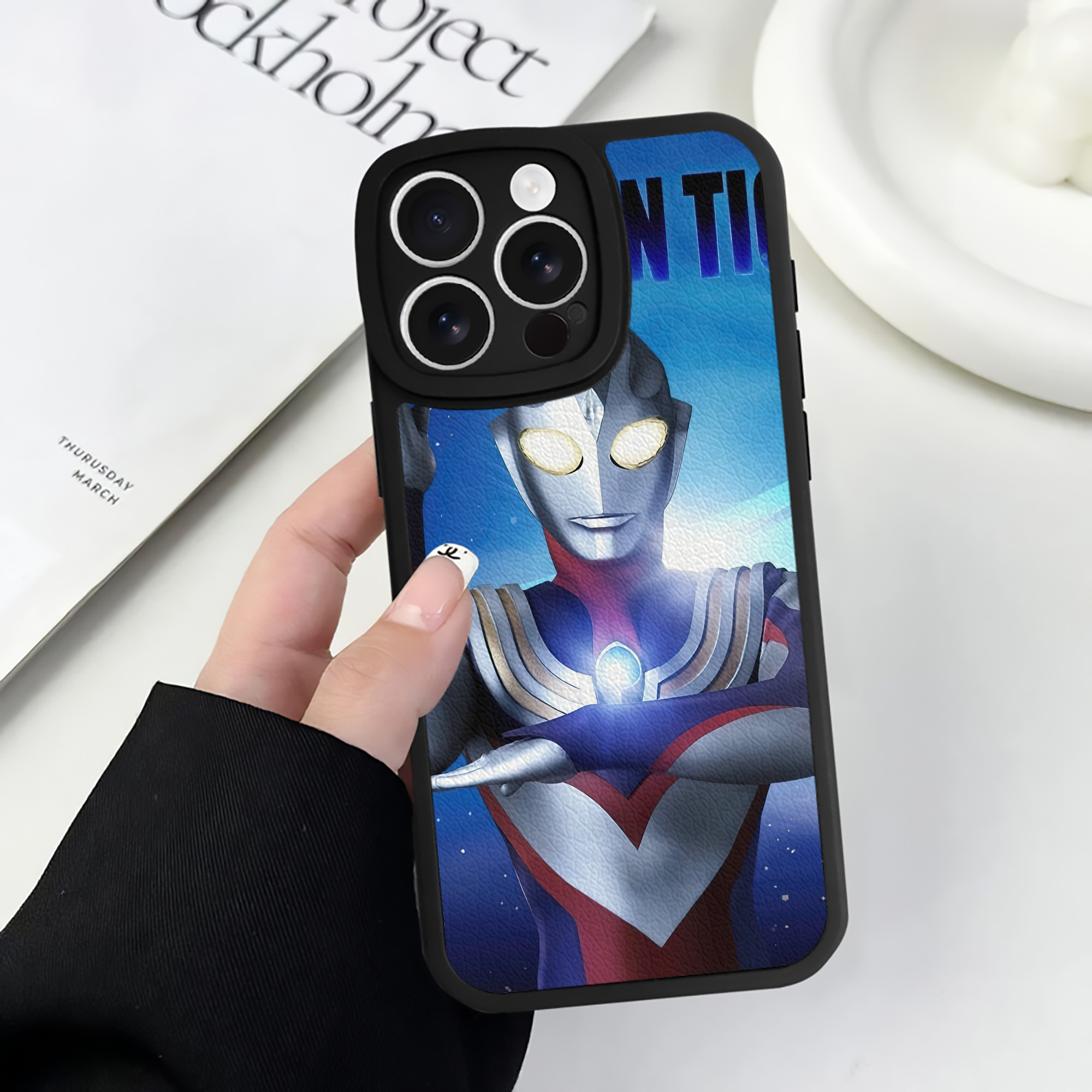 （画像用） ウルトラマン Ultraman 【iPhone 16シリーズ対応】シリコンスマホケース（レザー調） 材質：シリコン